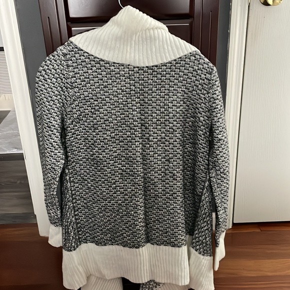 Gorgeous Banana Republic gray and cream sweater.  Size small worn once. - Picture 2 of 5